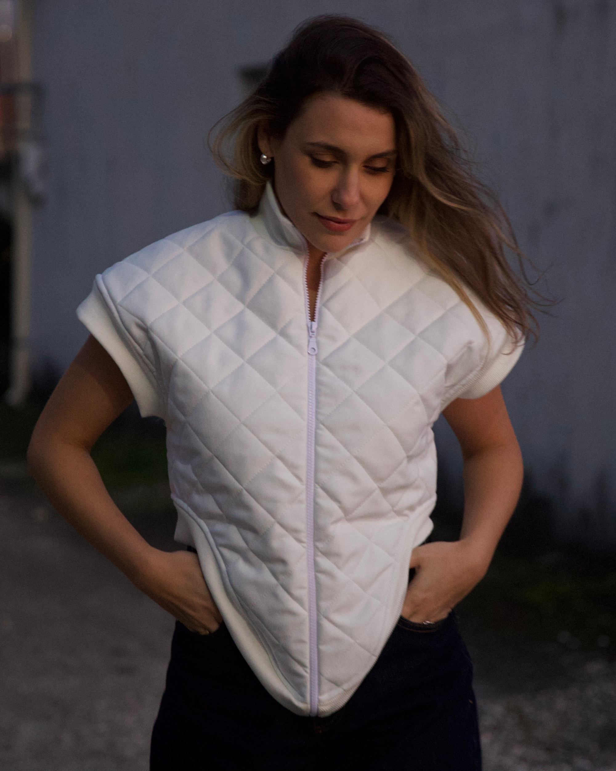 photo-output 22 V-Line Vest - Image 1